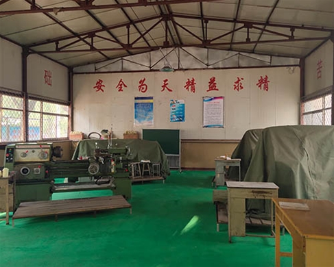 和靈石縣第一職業(yè)高中校領(lǐng)導在校考察