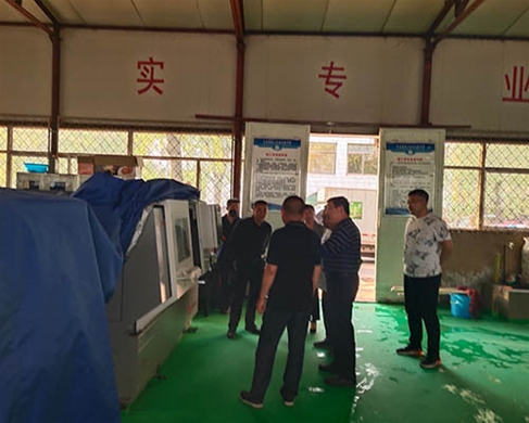 和靈石縣第一職業(yè)高中校領(lǐng)導(dǎo)在?？疾? /></div>
		<h2 id=