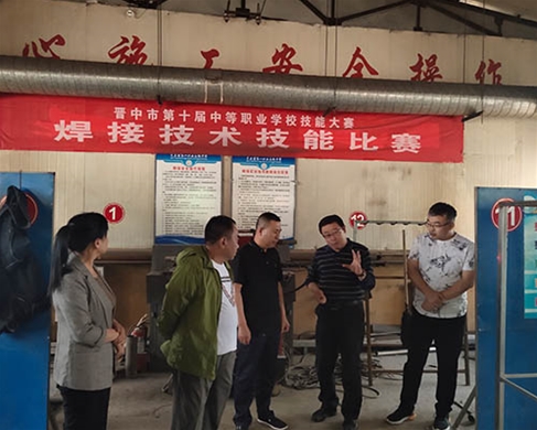 和靈石縣第一職業(yè)高中校領(lǐng)導(dǎo)在?？疾? /></div>
		<h2 id=