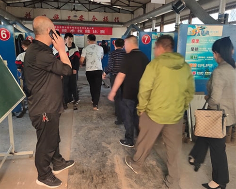 和靈石縣第一職業(yè)高中校領(lǐng)導(dǎo)在?？疾? /></div>
		<h2 id=